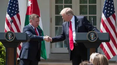 الرئيس الأمريكي مصافحًا العاهل الأردني خلال لقاء سابق