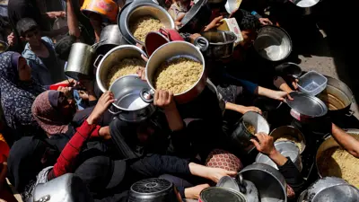 فلسطينيون في غزة يتلقون الطعام من جمعية خيرية