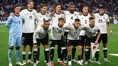 ليروي ساني مع منتخب ألمانيا (أقصى اليسار)