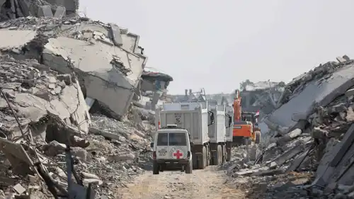 آليات الصليب الأحمر تدخل أحياء في غزة للبحث عن جثث رهائن