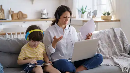 أم عاملة مع طفلها