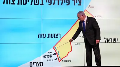 نتنياهو يقف أمام خريطة توضح الأهمية الاستراتيجية لمحور فيلادلفيا