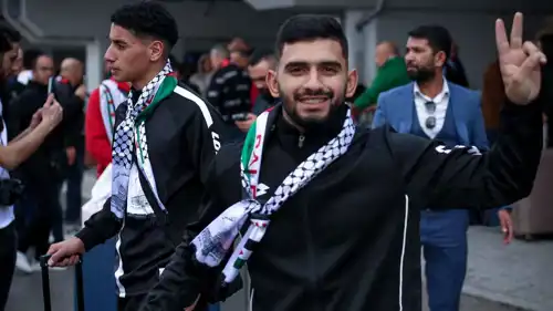 لاعبو نجوم القدس الفلسطيني عند الوصول إلى تونس