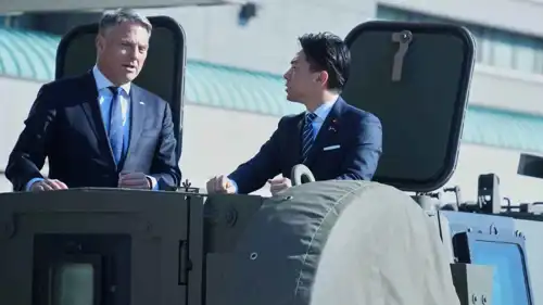 وزير الدفاع الأسترالي ريتشارد مارلز ونظيره الياباني شينجيرو كويزومي.