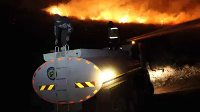 أثناء اخماد الحريق في منطقة الحيدرية