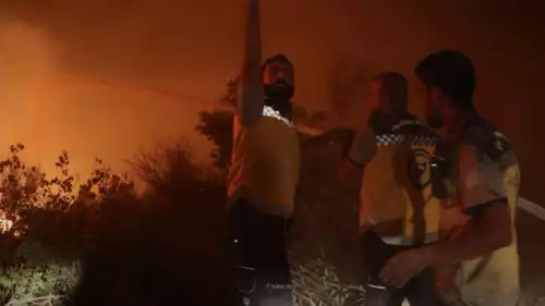 الدفاع المدني السوري خلال إخماد حرائق في جبل التركمان