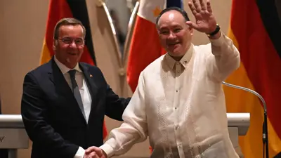 وزير الدفاع الفلبيني ونظيره الألماني