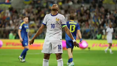 كيليان مبابي بقميص منتخب فرنسا