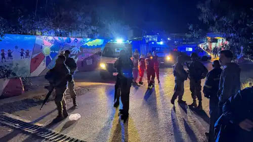 عناصر من الجيش اللبناني يتجمعون عند مدخل مخيم عين الحلوة للاجئين الفلسطينيين، بعد غارة إسرائيلي