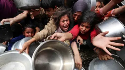 أطفال في قطاع غزة يحاولون الحصول على الطعام وسط مجاعة