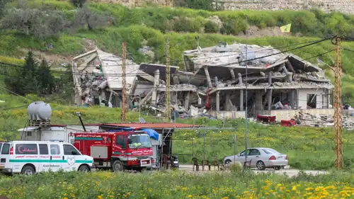 سيارات إسعاف وإطفاء في مواقع تعرضت للقصف جنوبي لبنان