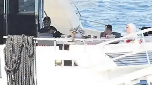 عثمان ديمبيلي مع زوجته في عطلته الصيفية