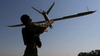 جندي أوكراني يطلق طائرة بدون طيار بالقرب من دونيتسك  