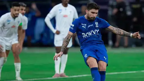 روبن نيفيز أثناء تنفيذ ضربة جزاء الهلال 