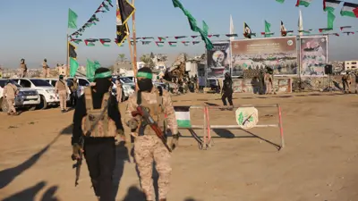 عناصر حماس يحمون المنطقة قبل التسليم