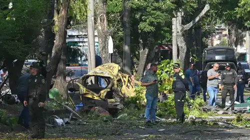 عناصر أمن قرب السيارة المفخخة