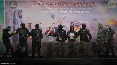 لغة جزلة وقصائد لأحمد شوقي.. هذه أبرز رسائل حماس في مراسم تسليم الأسرى