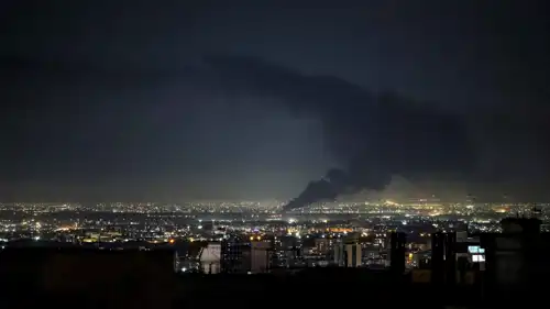 دخان يتصاعد بعد غارات على طهران