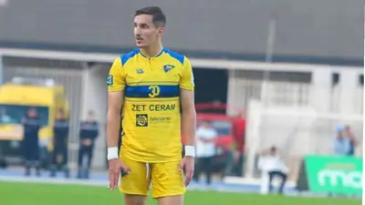 اللاعب الجزائري عادل بولبينة