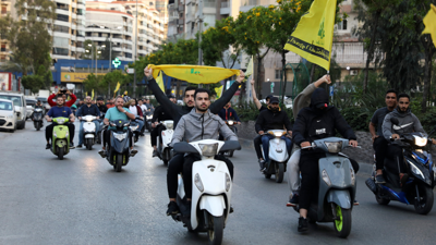 عناص من حركة أمل يتجولون بدراجاتهم في بيروت