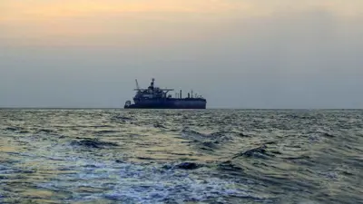 سفينة في البحر الأحمر