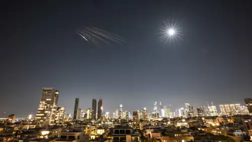 صاروخ إيراني في سماء تل أبيب