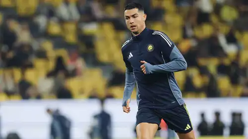 رونالدو خلال عمليات الإحماء قبل مباراة النصر والتعاون