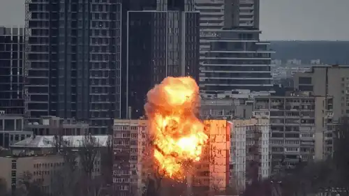 انفجار في مبنى بكييف بعد هجوم جوي روسي