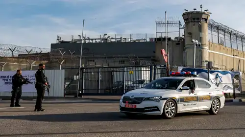 الشرطة الإسرائيلية أمام سجن