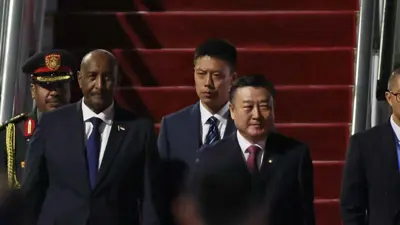 قائد الجيش السوداني عبد الفتاح البرهان يصل إلى مطار بكين