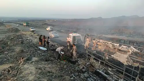 مسعفون ينتشلون ضحايا الحادث