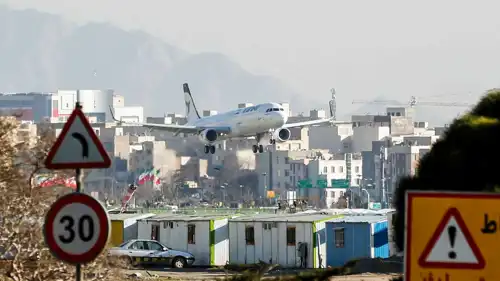 طائرة إيرباص A321 تهبط في مطار مهرآباد الدولي