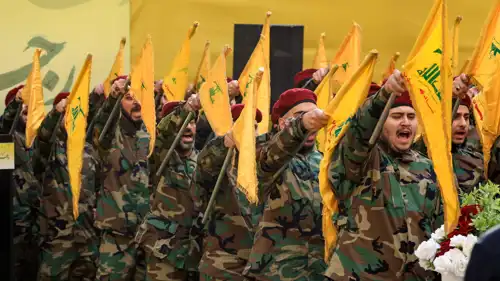 عناصر في حزب الله خلال تشييع الطبطبائي