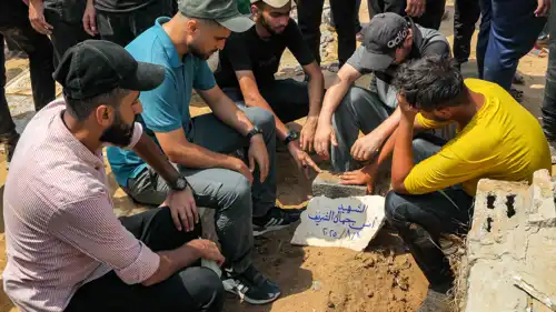 فلسطينيون عند قبر الصحافي أنس الشريف