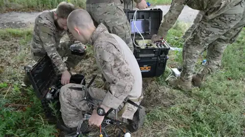 جنود أوكرانيون يجهزون مسيّرة