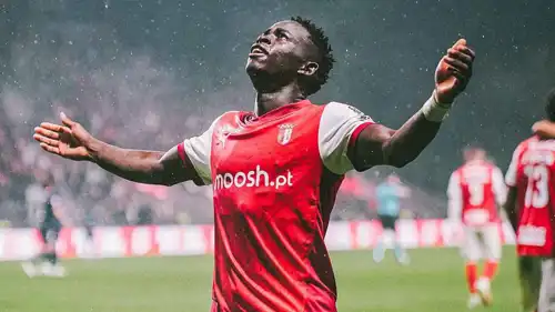 روجر فرنانديز يحتفل بقميص سبورتينغ براغا