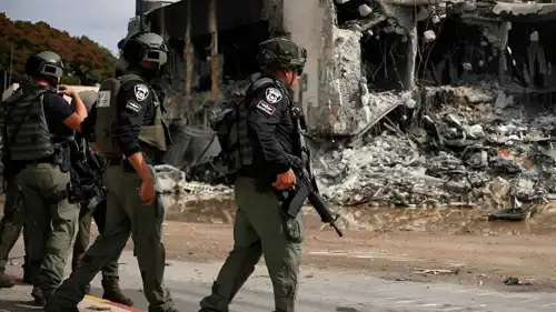 عناصر أمن أمام مركز شرطة سديروت يوم 7 أكتوبر