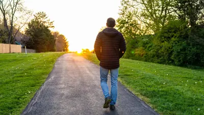 شخص يُمارس رياضة المشي