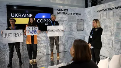 احتجاجات مؤيدة لأوكرانيا خلال المؤتمر