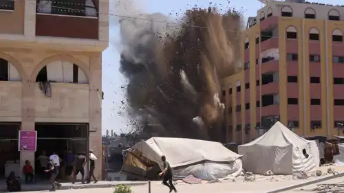 غارة إسرائيلية على مبنى في جباليا في شمال قطاع غزة