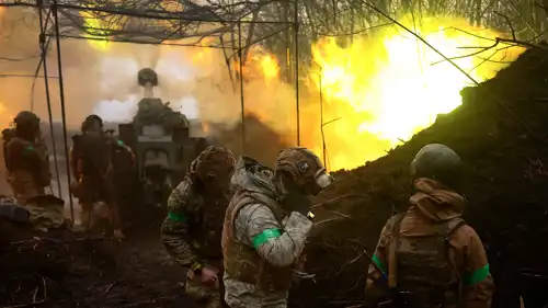 مدفعية الهاوتزر الأوكرانية تطلق قذائفها