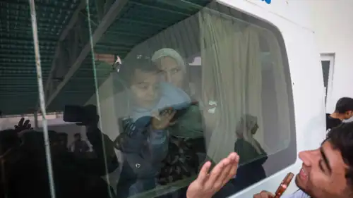 طفلة فلسطينية تعبر معبر رفح