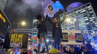 متظاهرون في تل أبيب يرفعون صور الرهائن