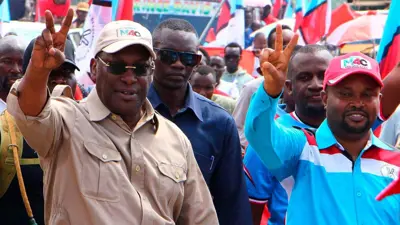 رئيس حزب تشاديما فريمان مبوي مع أنصاره