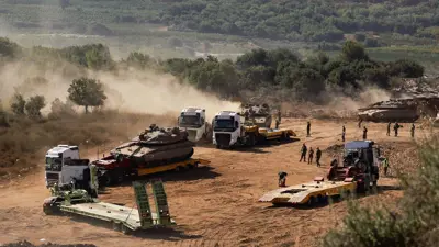 دبابة تابعة للجيش الإسرائيلي يتم نقلها إلى على حدود إسرائيل مع لبنان