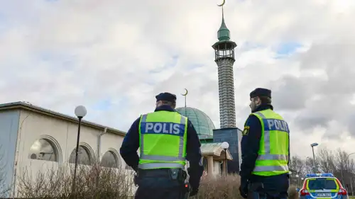 رجلا أمن أمام مسجد في السويد