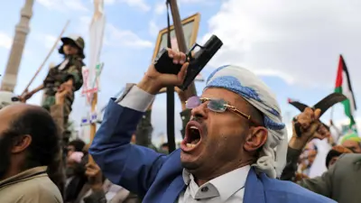 موالون للحوثيين