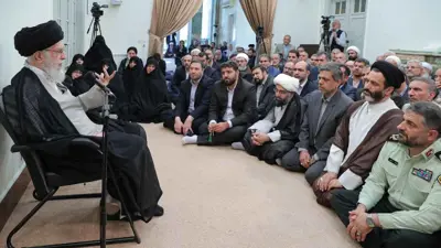 خامنئي أمام حشد من سكان محافظة كرمنشاه