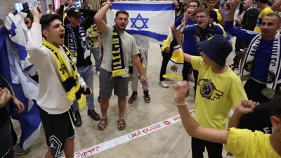 مشجعو مكابي تل أبيب يسقبلون فريقهم فور عودته من أمستردام