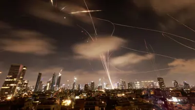 سماء تل أبيب خلال عملية اعتراض للصواريخ الإيرانية